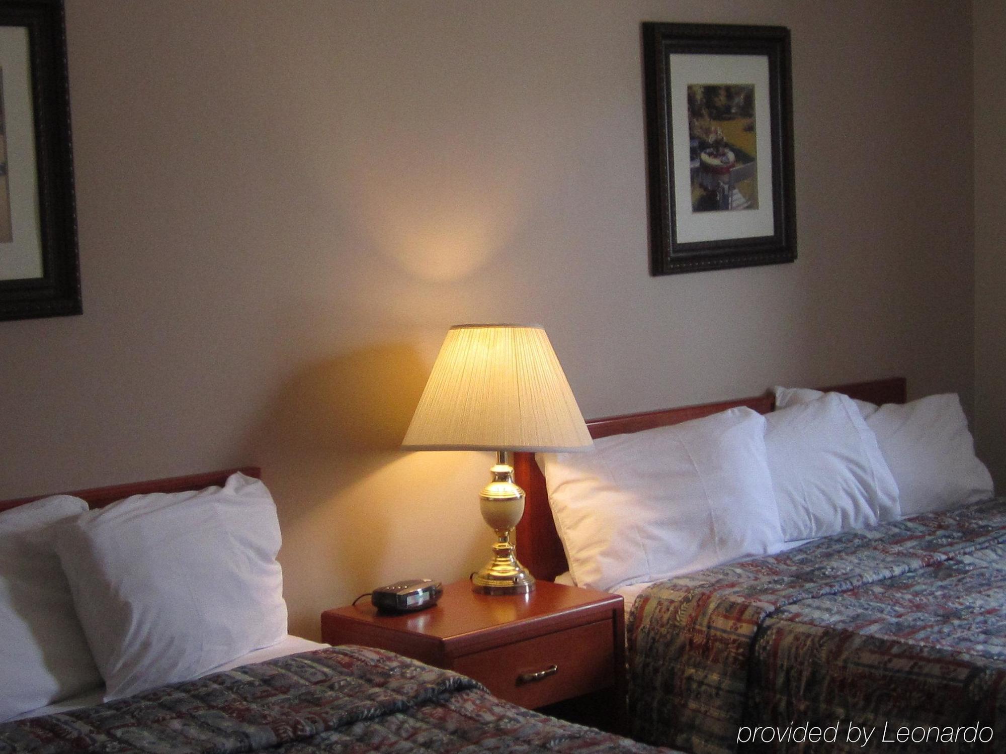 Econo Lodge Okotoks Room photo
